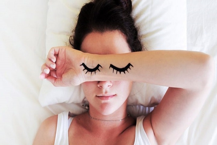 Dormir com maquiagem enfraquece cílios e sobrancelhas