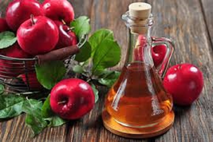 Dentre os principais benefícios do vinagre de maçã para os cabelos, podemos citar