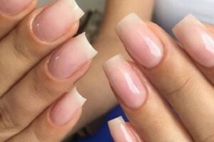 Unhas de Acrílico - São coladas nas pontas das unhas naturais